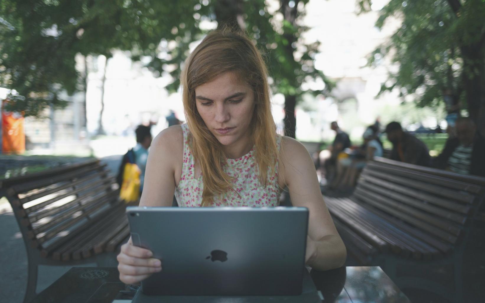 Arbeitsumgebung mit Dokumenten und Laptop